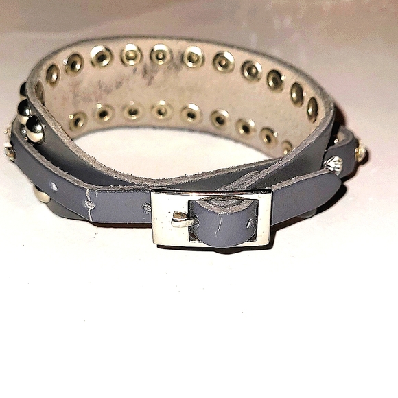 Set of 2 leather rhinstone and stud bracelets slightly blimished - Picture 4 of 6